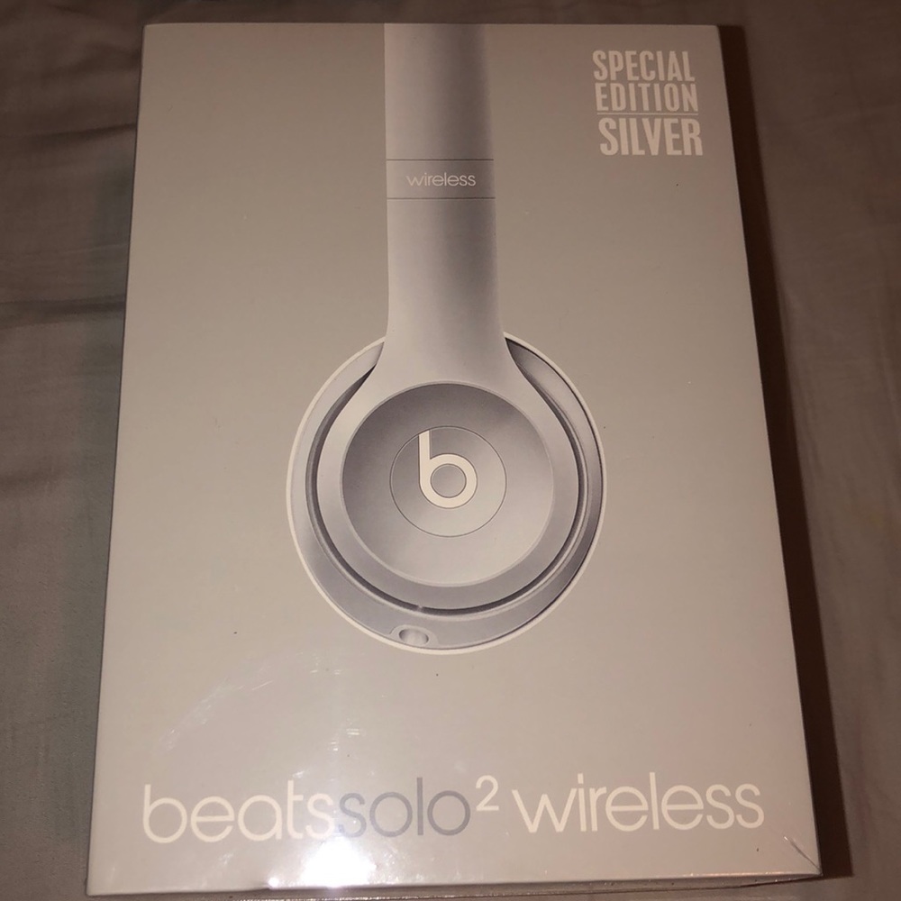 Beatssolo wireless headphones —never opened